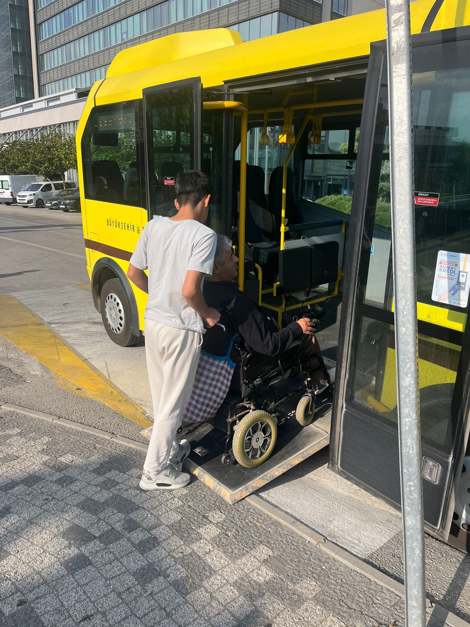 Büyükşehir, özel gereksinimli öğrenciyi sınava ulaştırdı