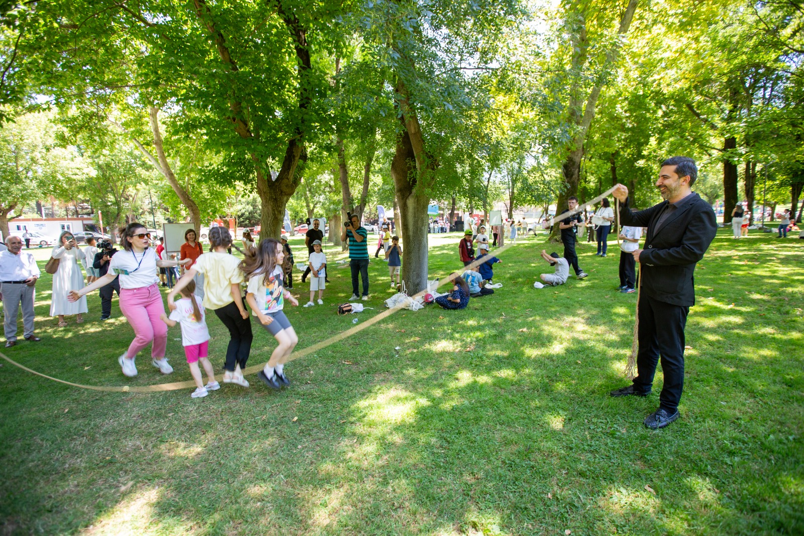 Çocuklar eskimeyen oyunlarla doyasıya eğlendiler