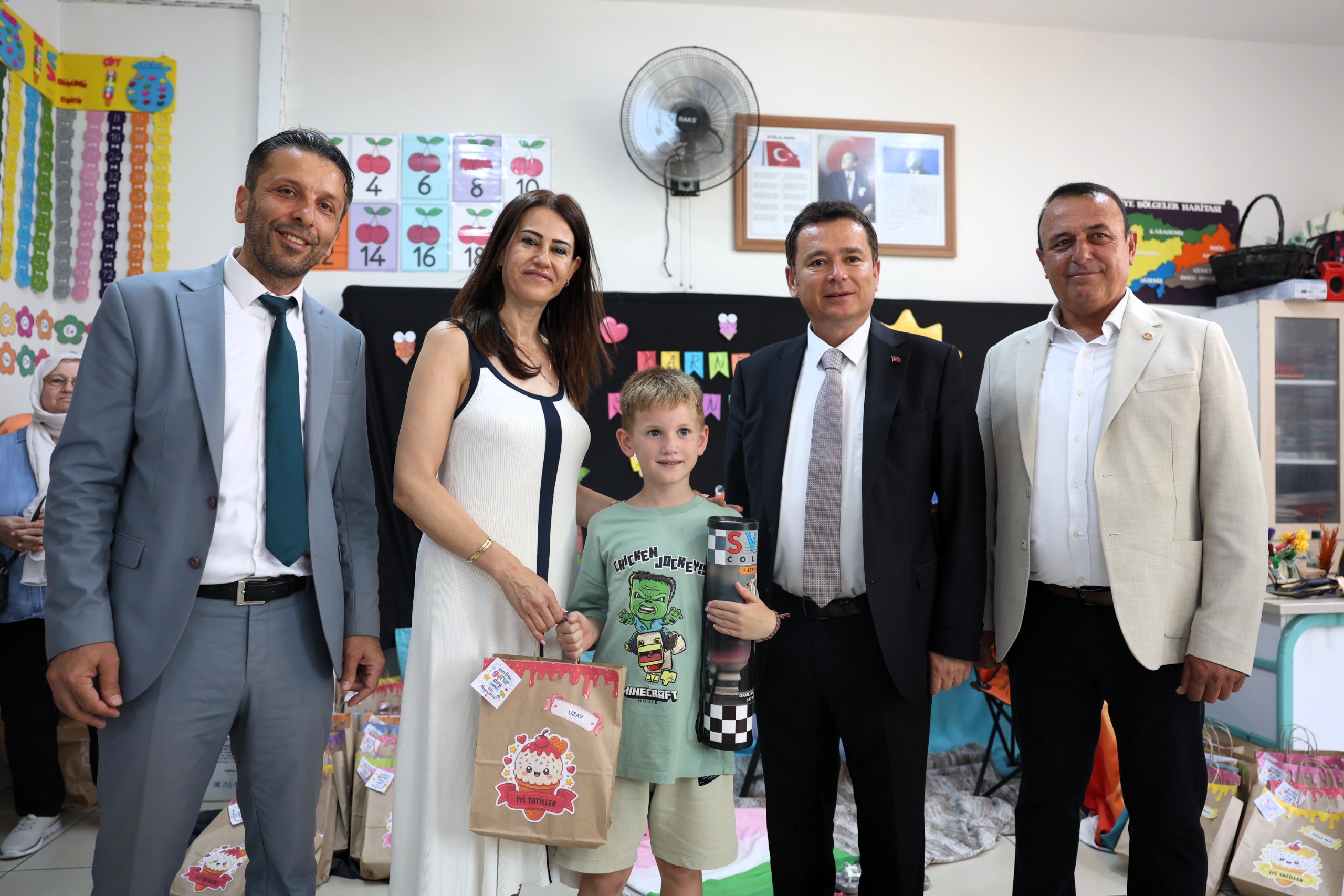 Başkan Erkan Aydın Öğrencilere Karnelerini Verdi