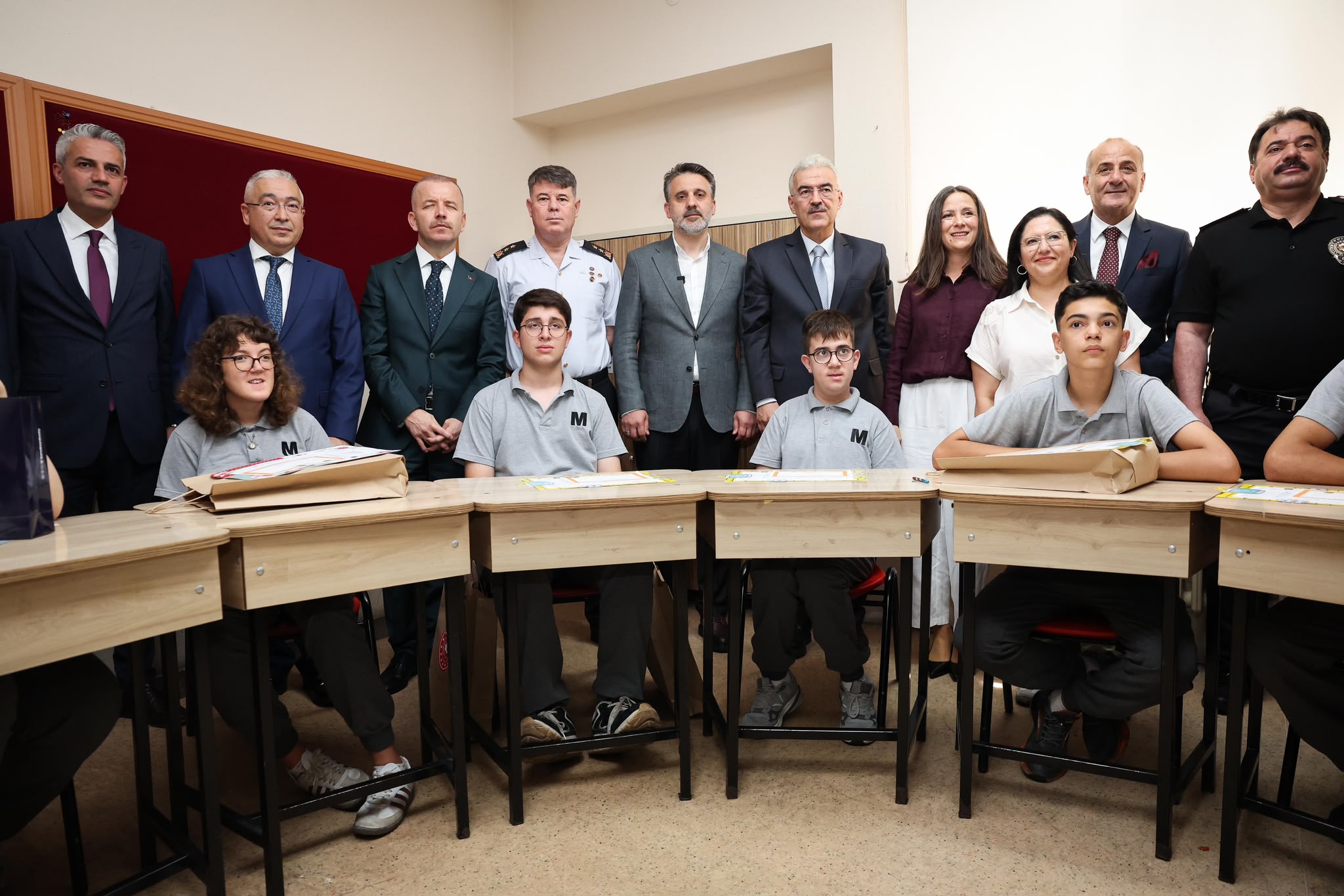 Başkan Vekili Biba, öğrencilerin karne heyecanına ortak oldu