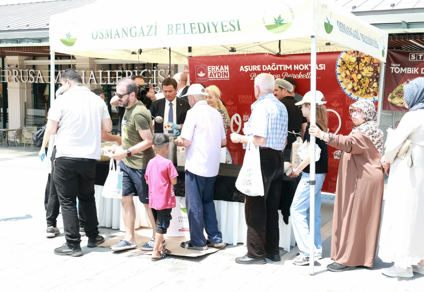 Başkan Erkan Aydın’dan Vatandaşlara Aşure İkramı