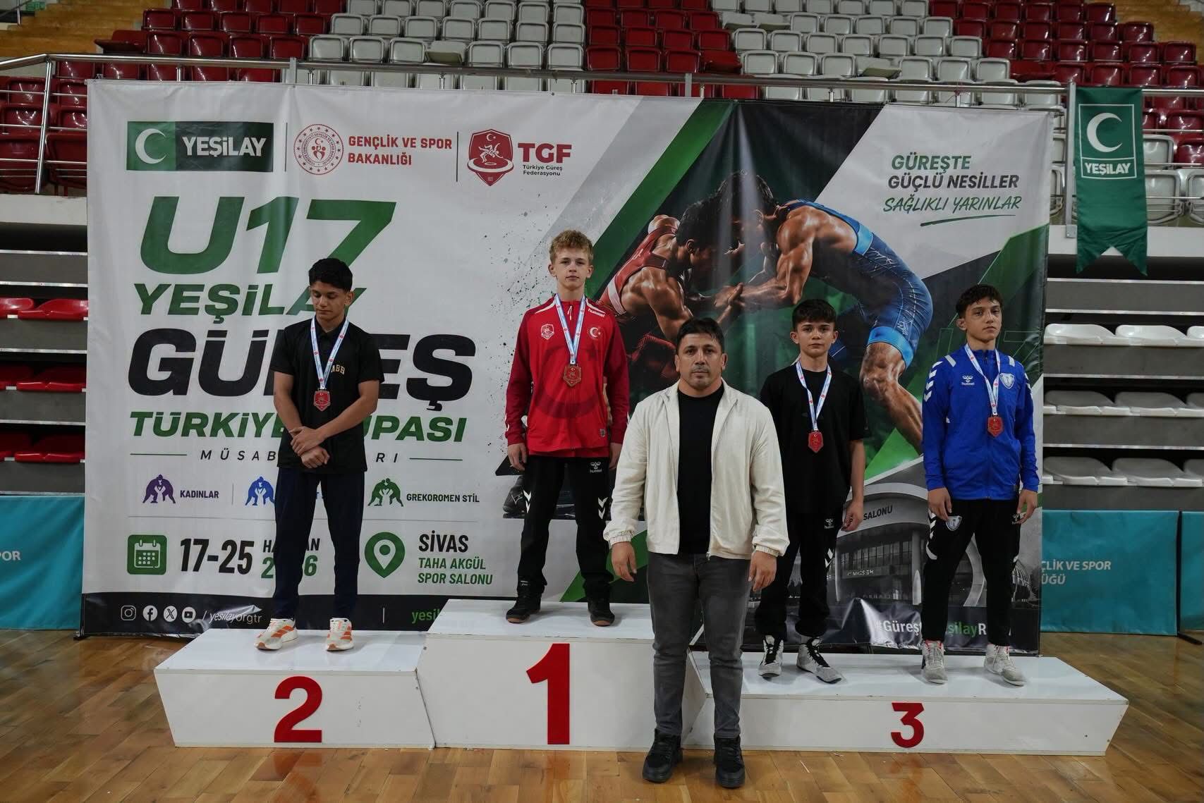 GÜREŞTE YILDIRIM FIRTINASI
