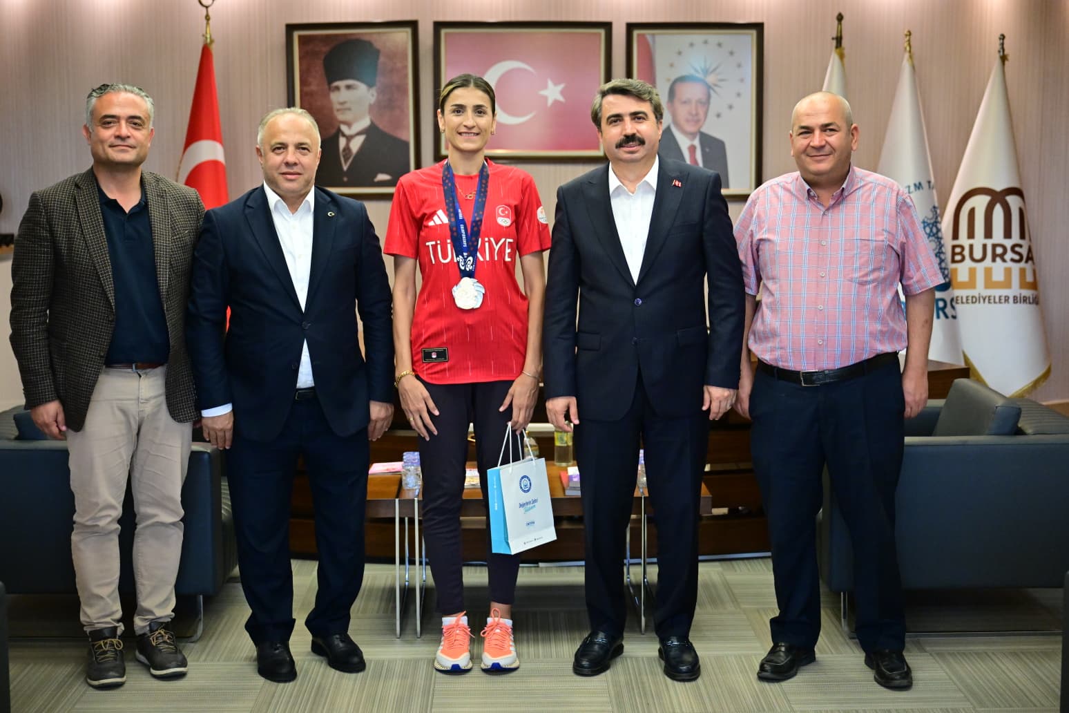 MİLLİ TEKVANDOCU HATİCE KÜBRA İLGÜN, MADALYA SEVİNCİNİ BAŞKAN OKTAY YILMAZ'LA PAYLAŞTI