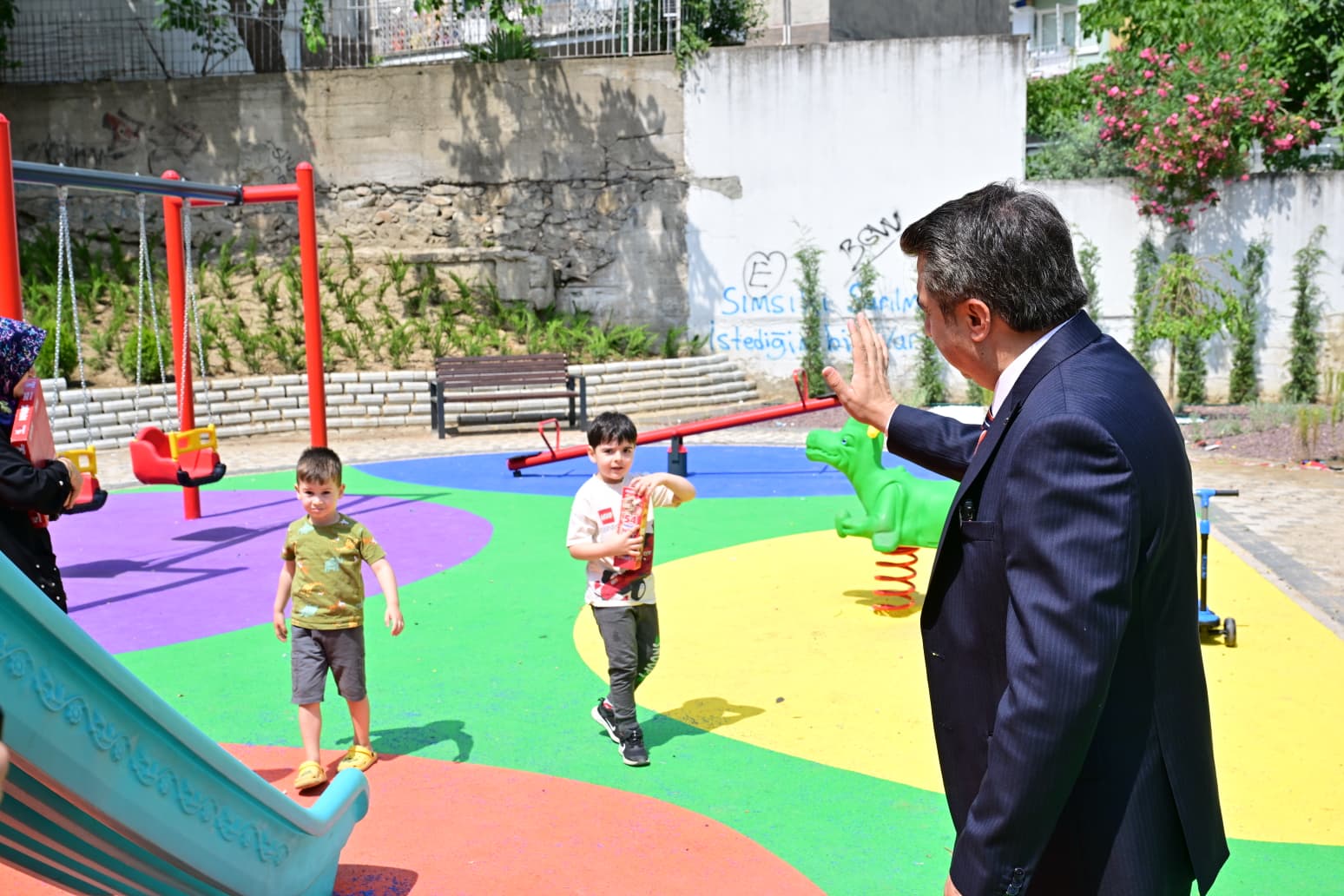 YILDIRIM’DA PARKLARA YAZ BAKIMI