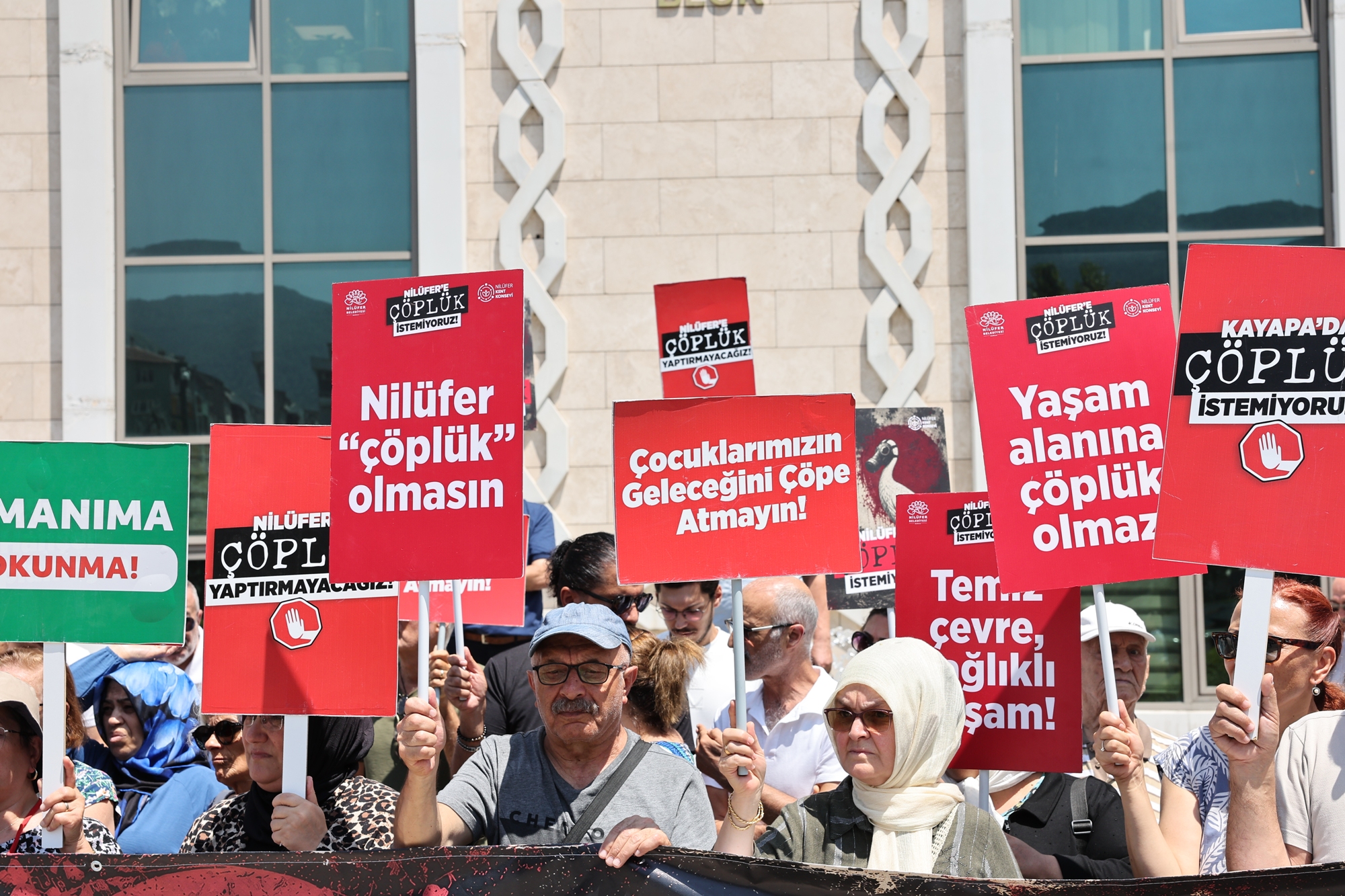 Katı atık tesisine karşı 5 binden fazla imza Büyükşehir’e teslim edildi