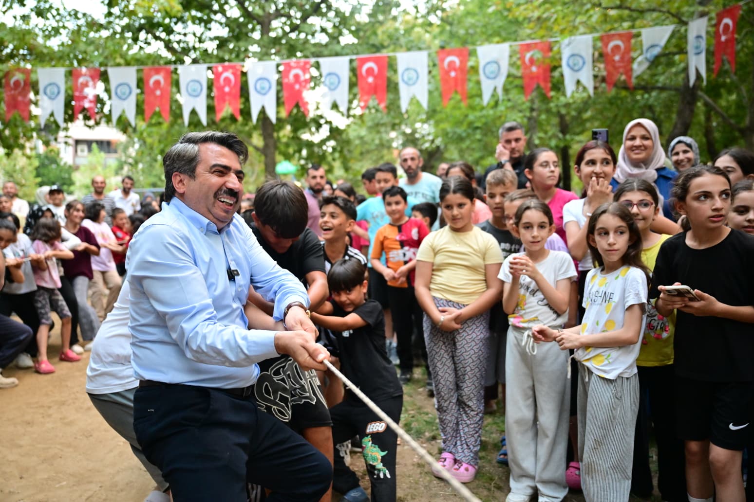 YILDIRIM'DA ÇOCUKLARIN NEŞESİ SOKAĞA TAŞTI