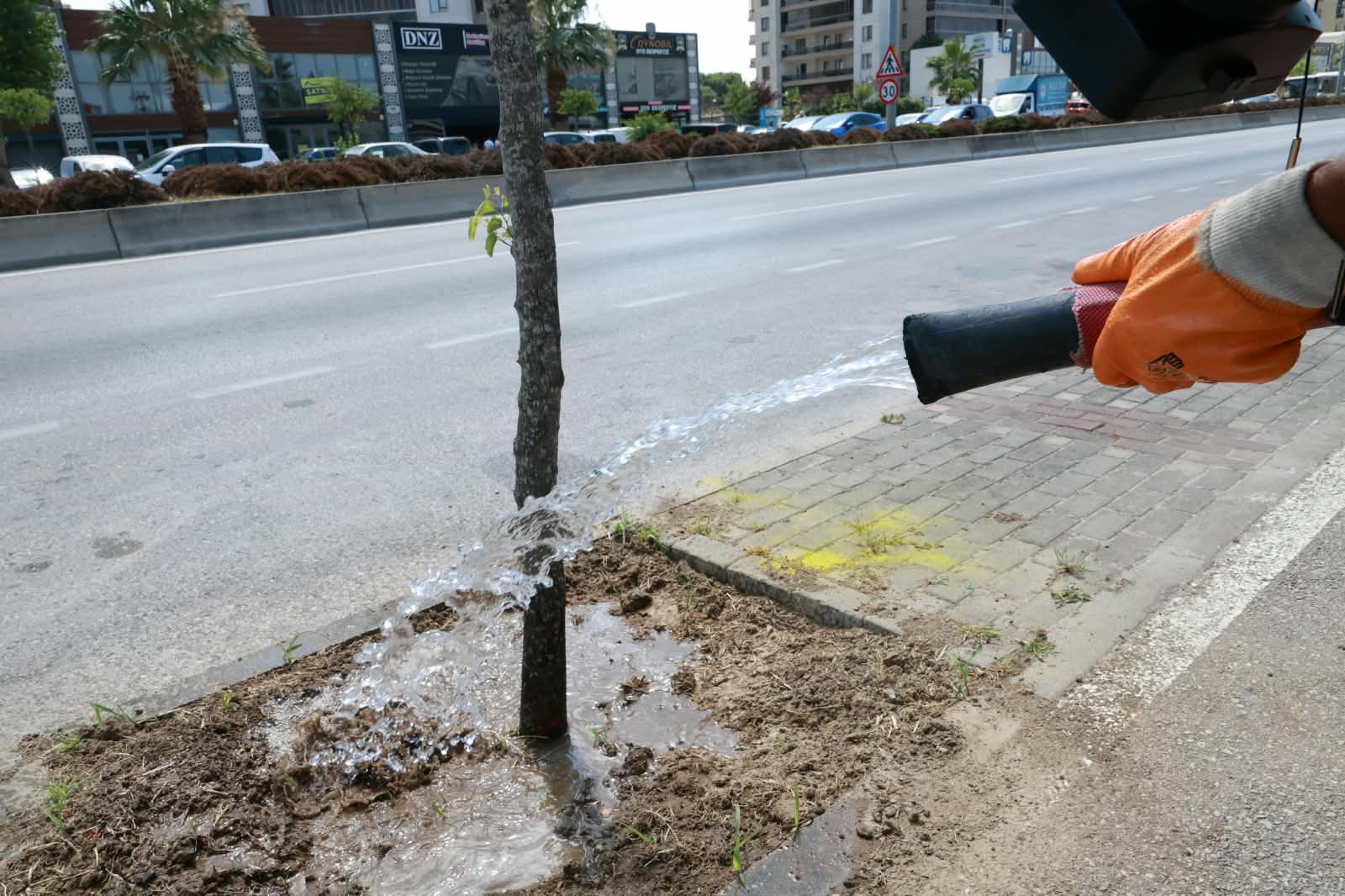 Osmangazi Belediyesi’nden Sıcak Havalarda Yeşil Alanlara Can Suyu