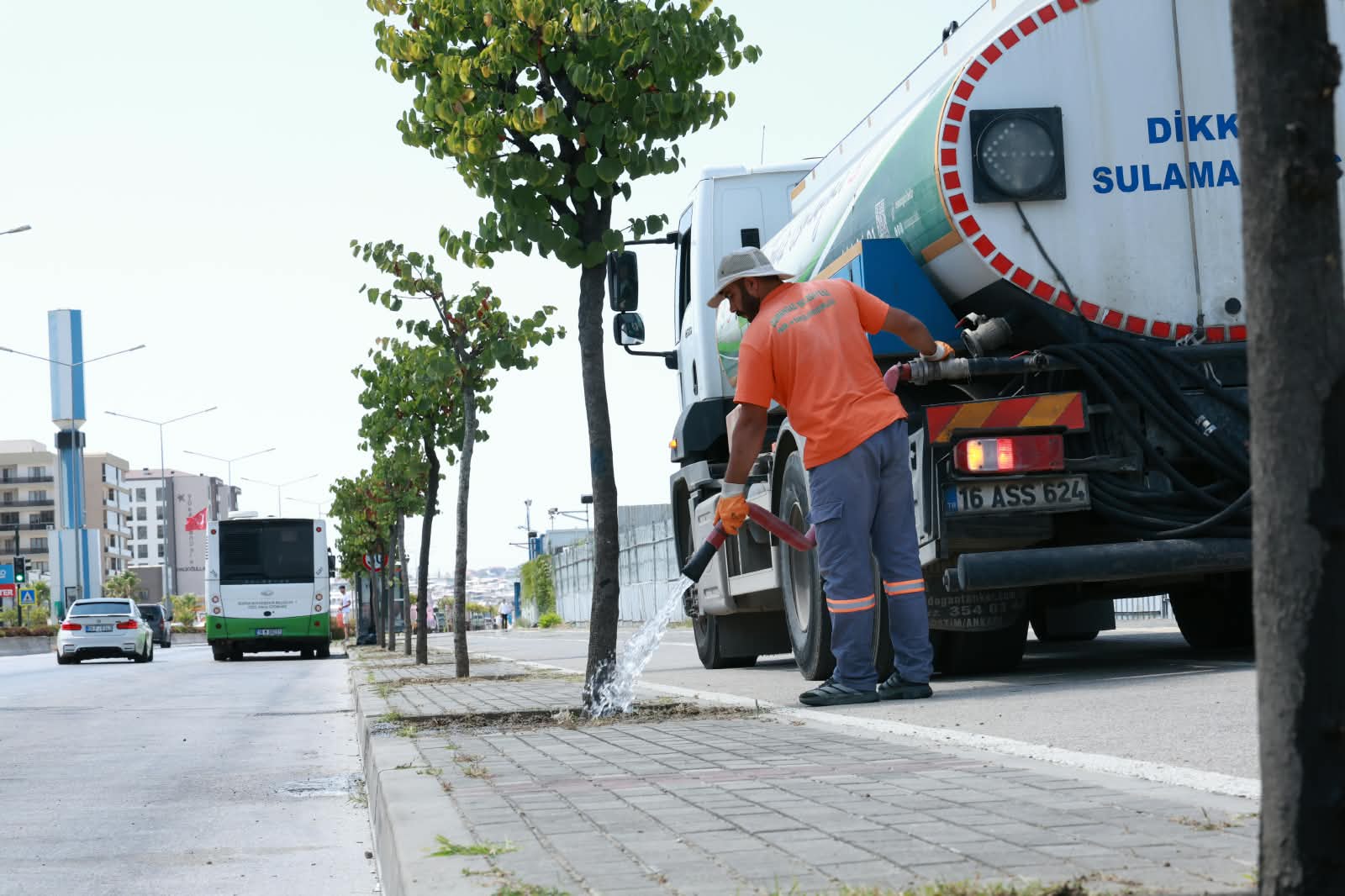 Osmangazi Belediyesi’nden Sıcak Havalarda Yeşil Alanlara Can Suyu