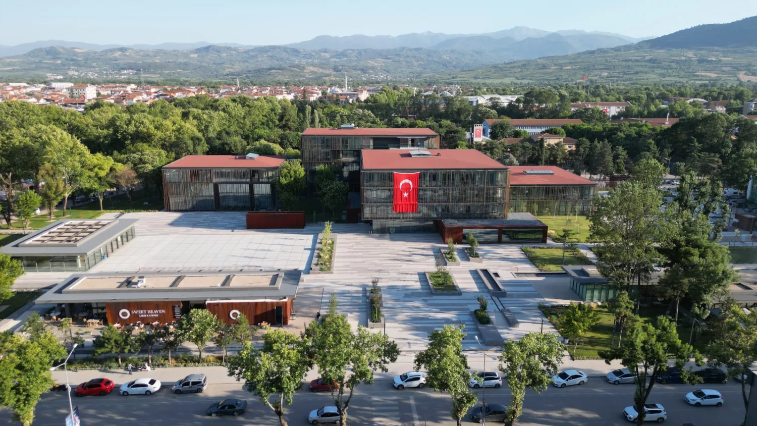 İnegöl Belediyesi’nden 1650 Öğrenciye 3.3 Milyon TL’lik Kırtasiye Desteği