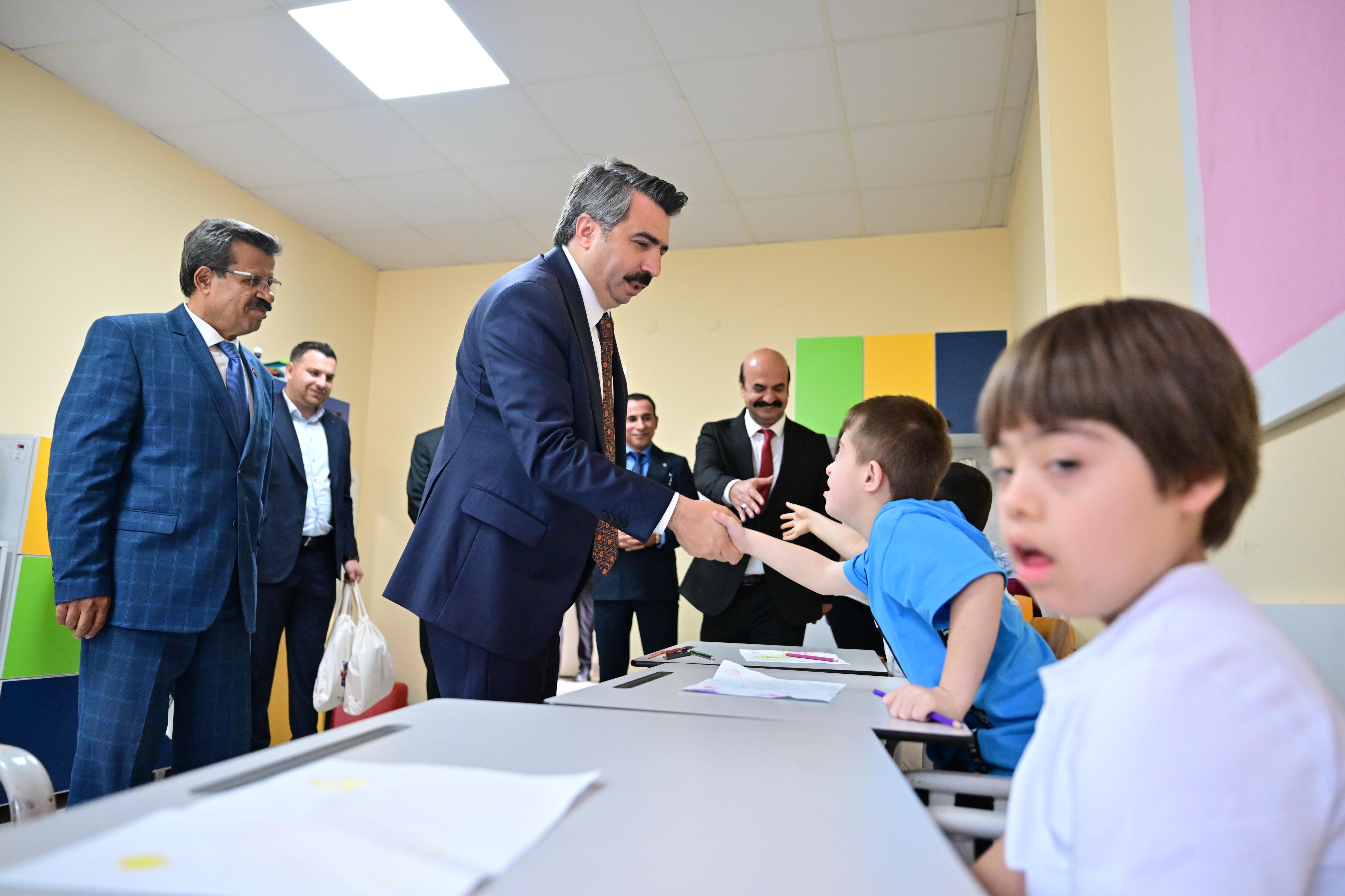 BAŞKAN OKTAY YILMAZ, ÖZEL ÖĞRENCİLERİN HEYECANINA ORTAK OLDU