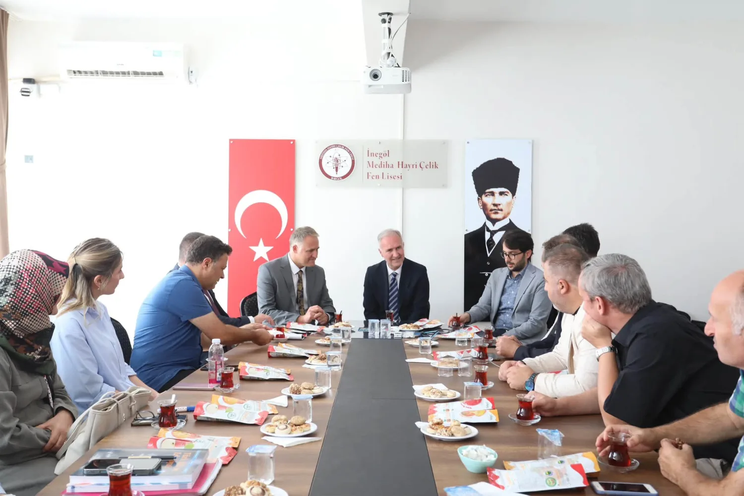 İnegöl Belediyesi’nden Mediha Hayri Çelik Fen Lisesi’ne Semt Sahası