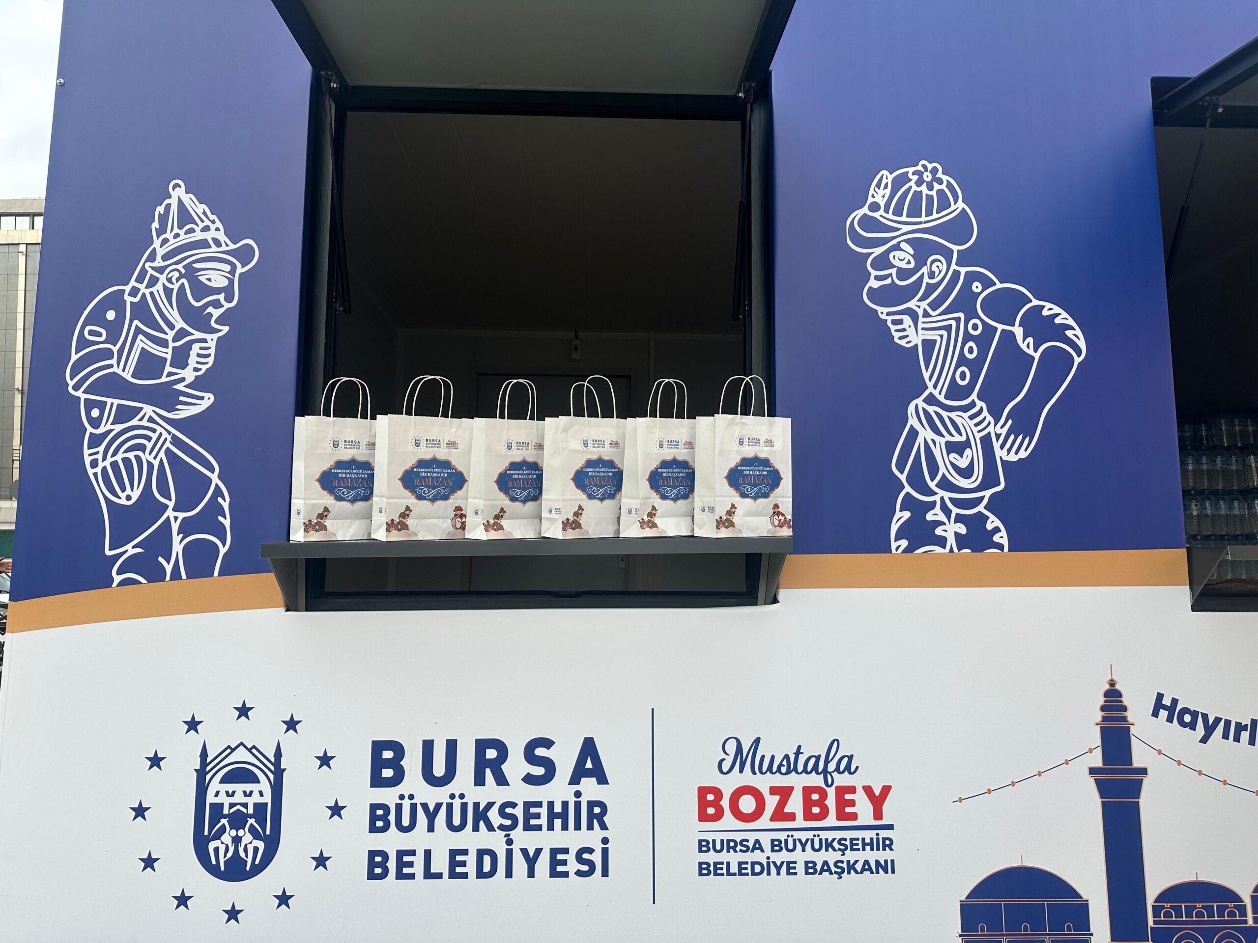 Büyükşehir Belediyesi, iftara yetişemeyenlerin yanında