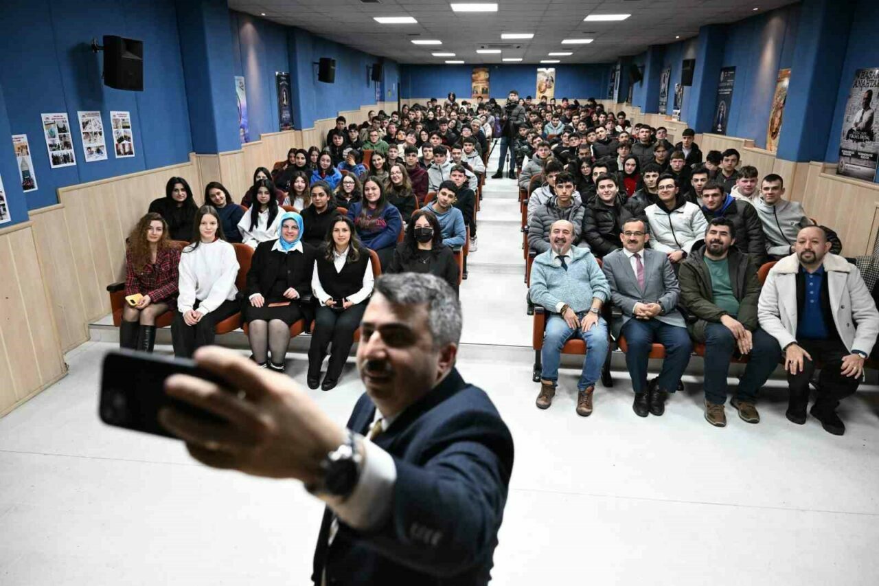 BAŞKAN YILMAZ HAFTANIN İLK MESAİSİNE ÖĞRENCİLERLE BAŞLADI