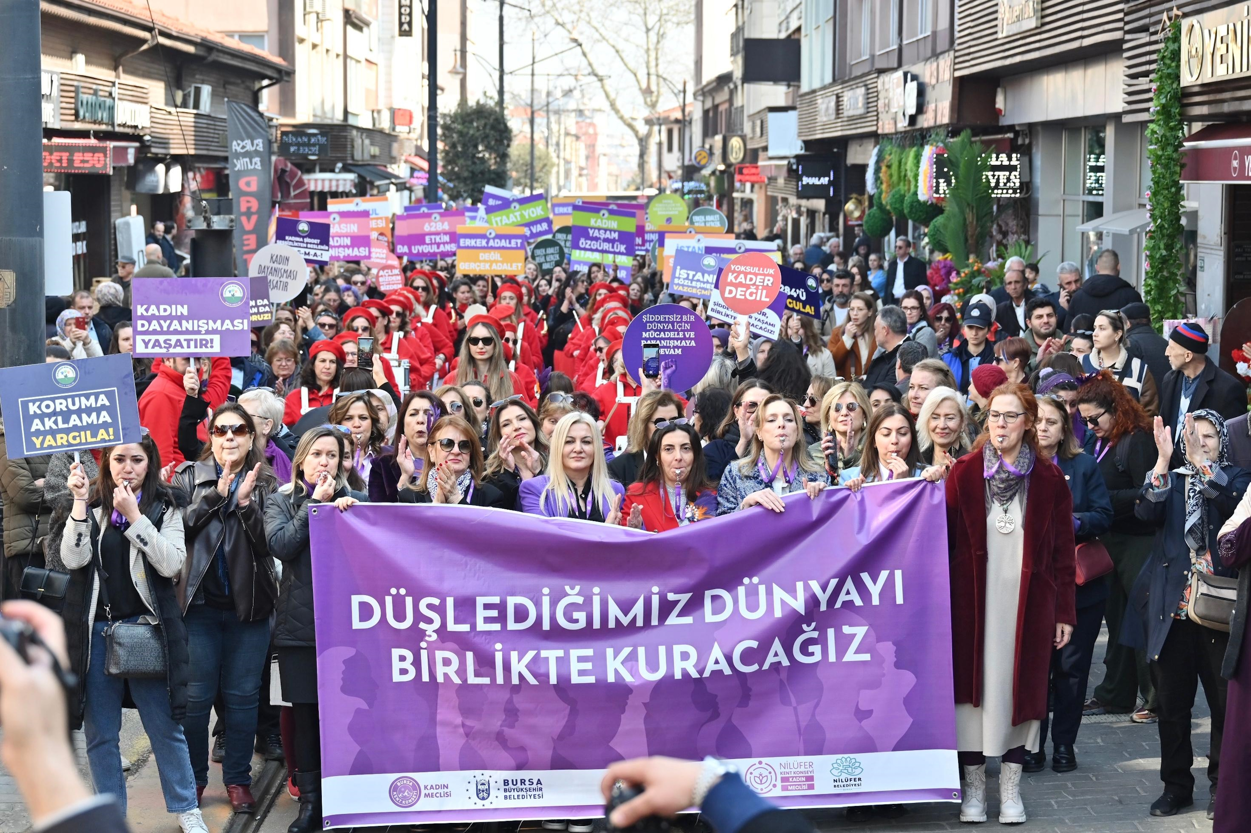 Kadınlar, düşledikleri dünyayı birlikte kurmak için yürüdü