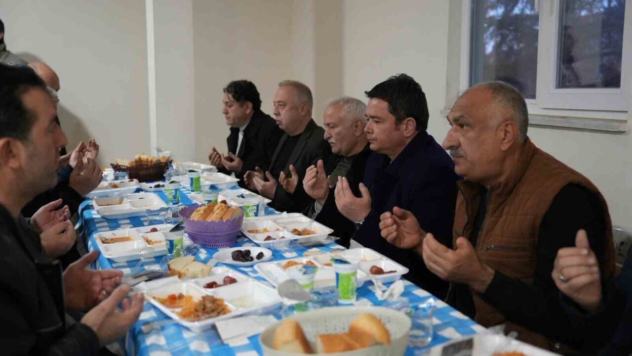 Başkan Aydın, Güneybudaklar Mahallesi’nde düzenlenen iftarda vatandaşlarla orucunu açtı