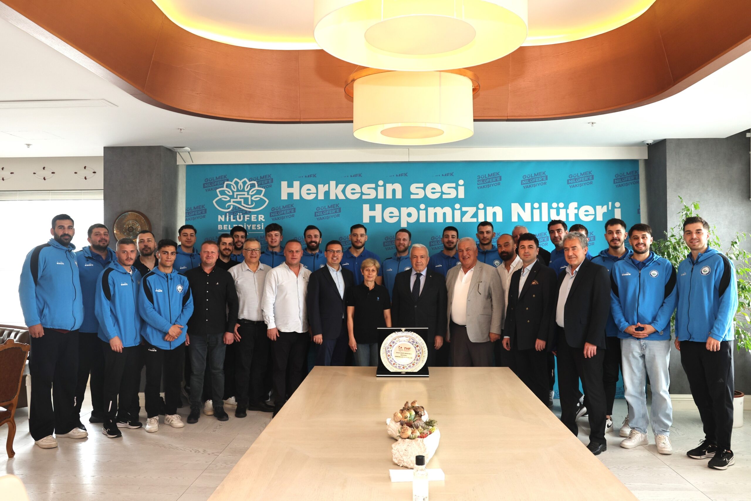 Hentbolcular başarılarını Başkan Şadi Özdemir’le paylaştı