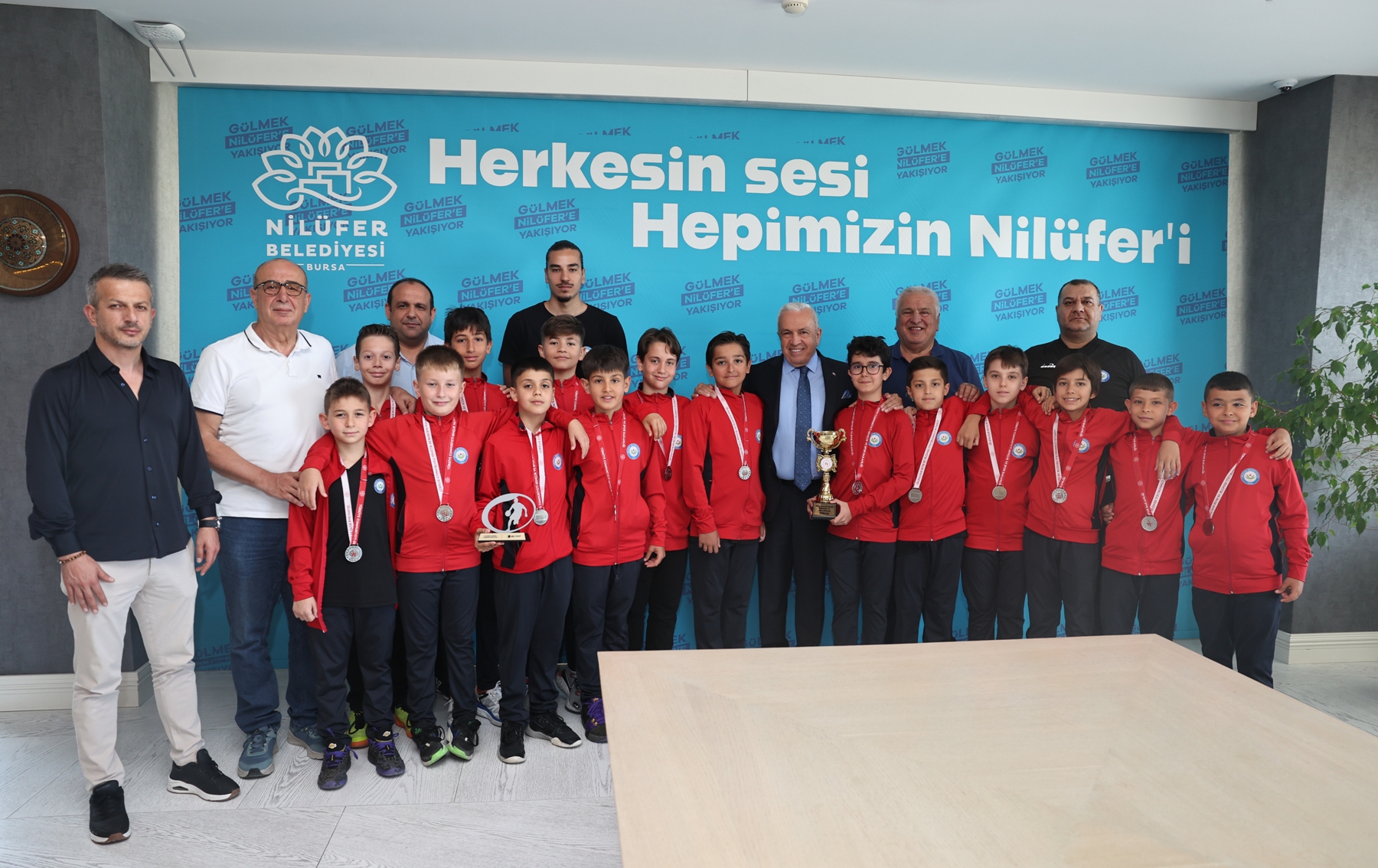 Başkan Şadi Özdemir başarılı sporcuları ağırladı