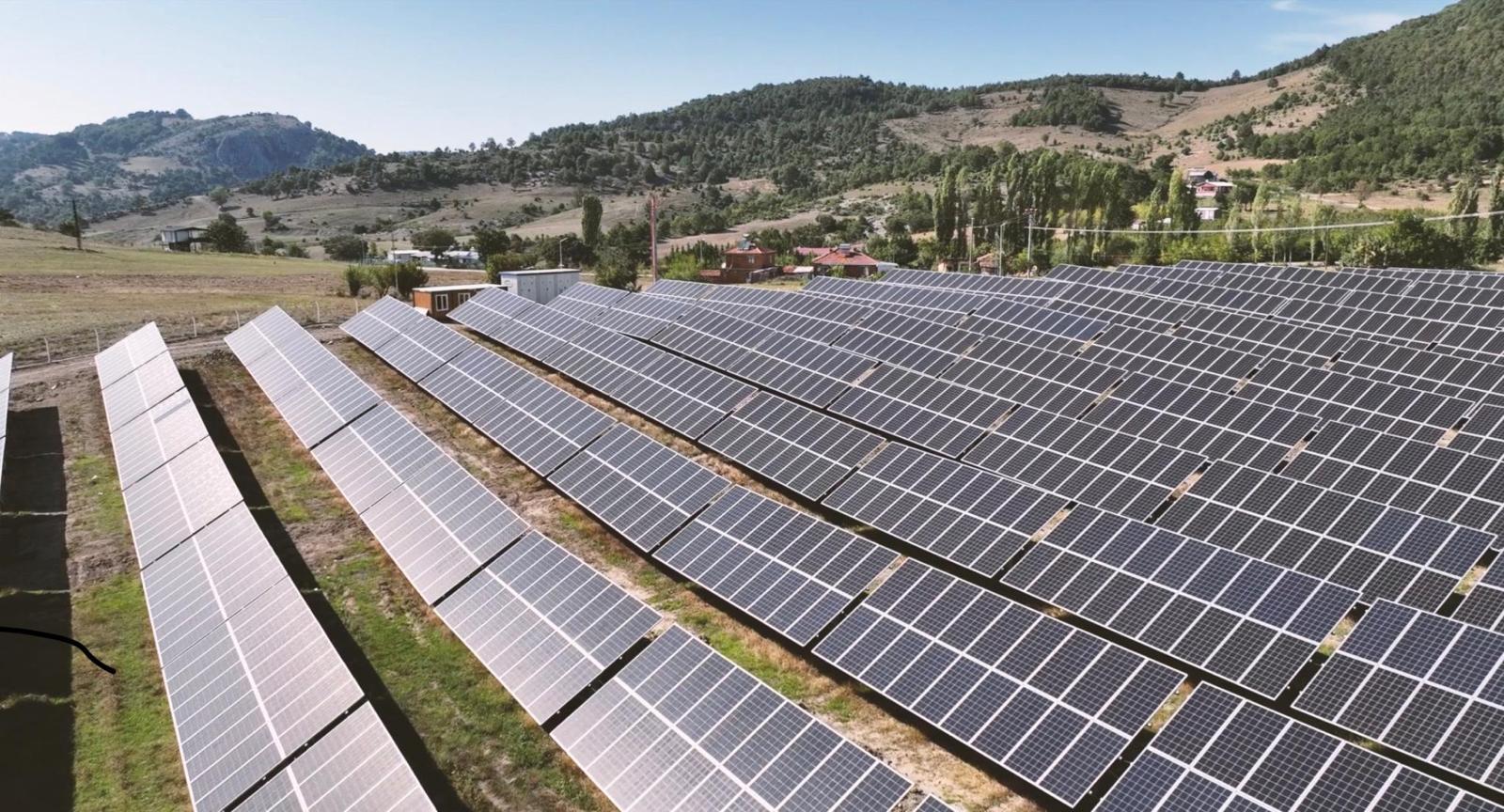 GÜRSU’NUN GÜNEŞ TARLALARI AYLIK 500 BİN TL GELİR SAĞLIYOR