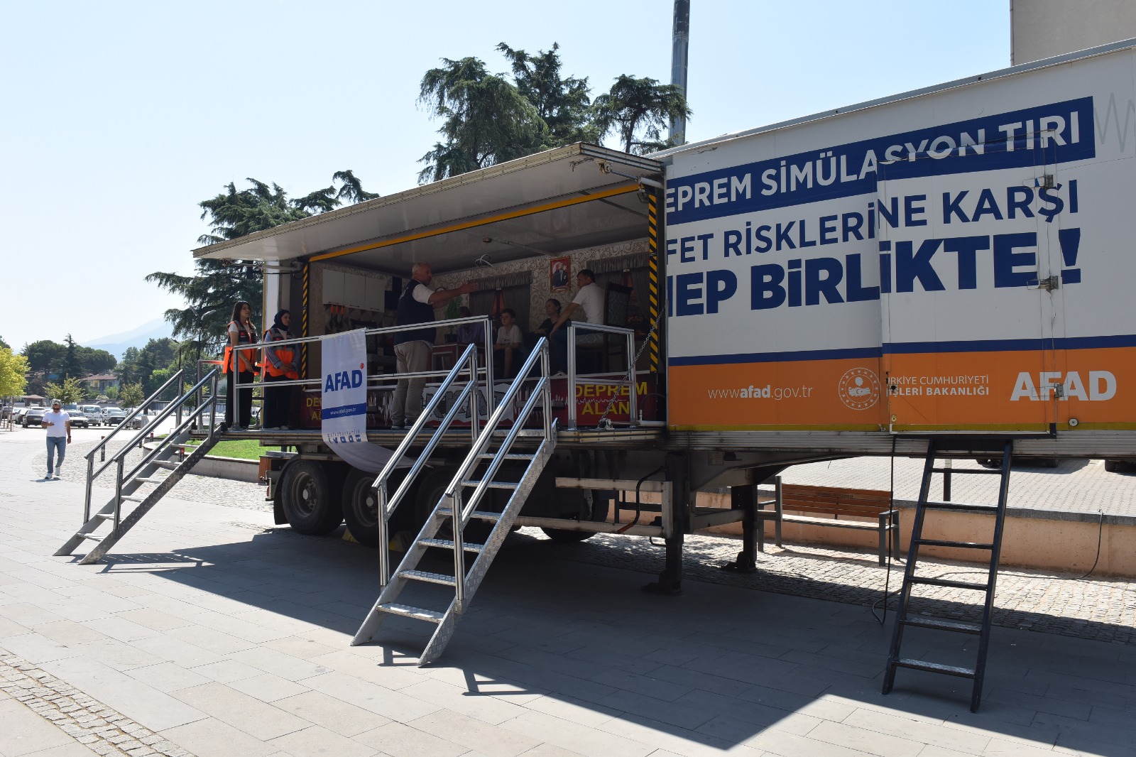 YILDIRIM BELEDİYE BAŞKANI OKTAY YILMAZ, “BİR YILDA 16 BİN İNSANIMIZA AFET FARKINDALIK EĞİTİMİ VERDİK.”