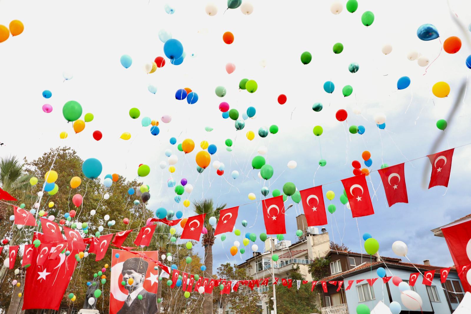 MUDANYA KİTAP FUARI’NDA ALİ DEMİR İÇİN SÜRPRİZ KUTLAMA