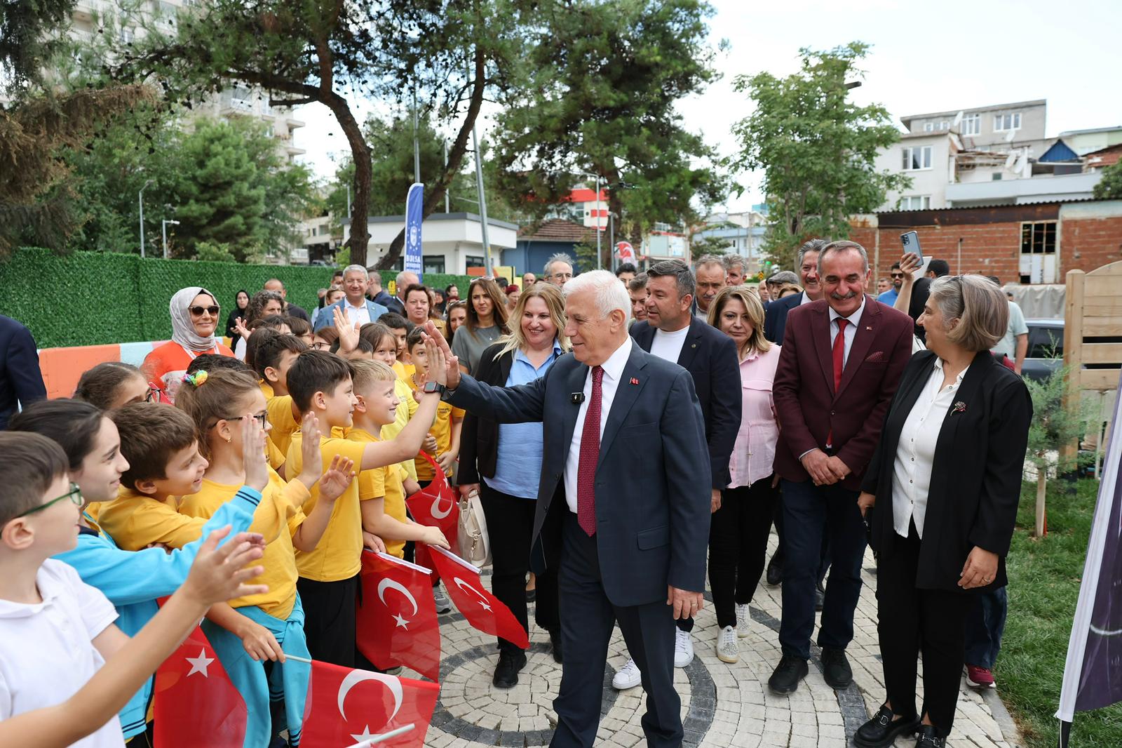 Bursa'da sokaklar da çocuklar da gülümsüyor