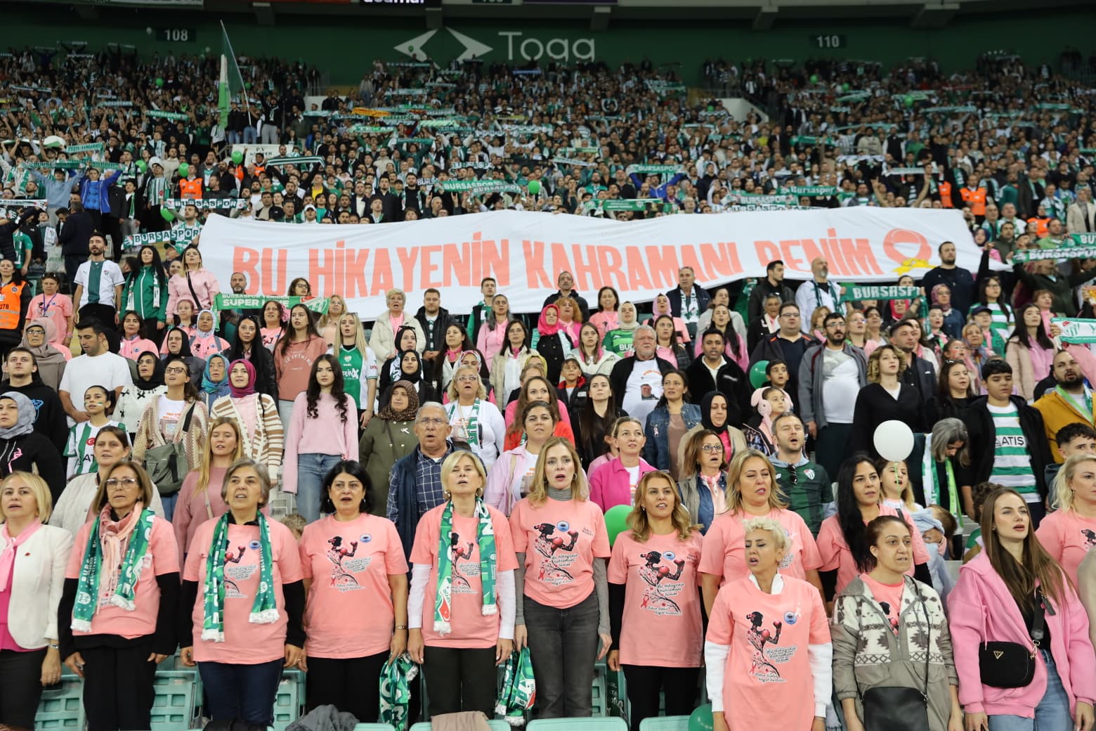 Yeşil beyaz tribünlerde pembe farkındalık