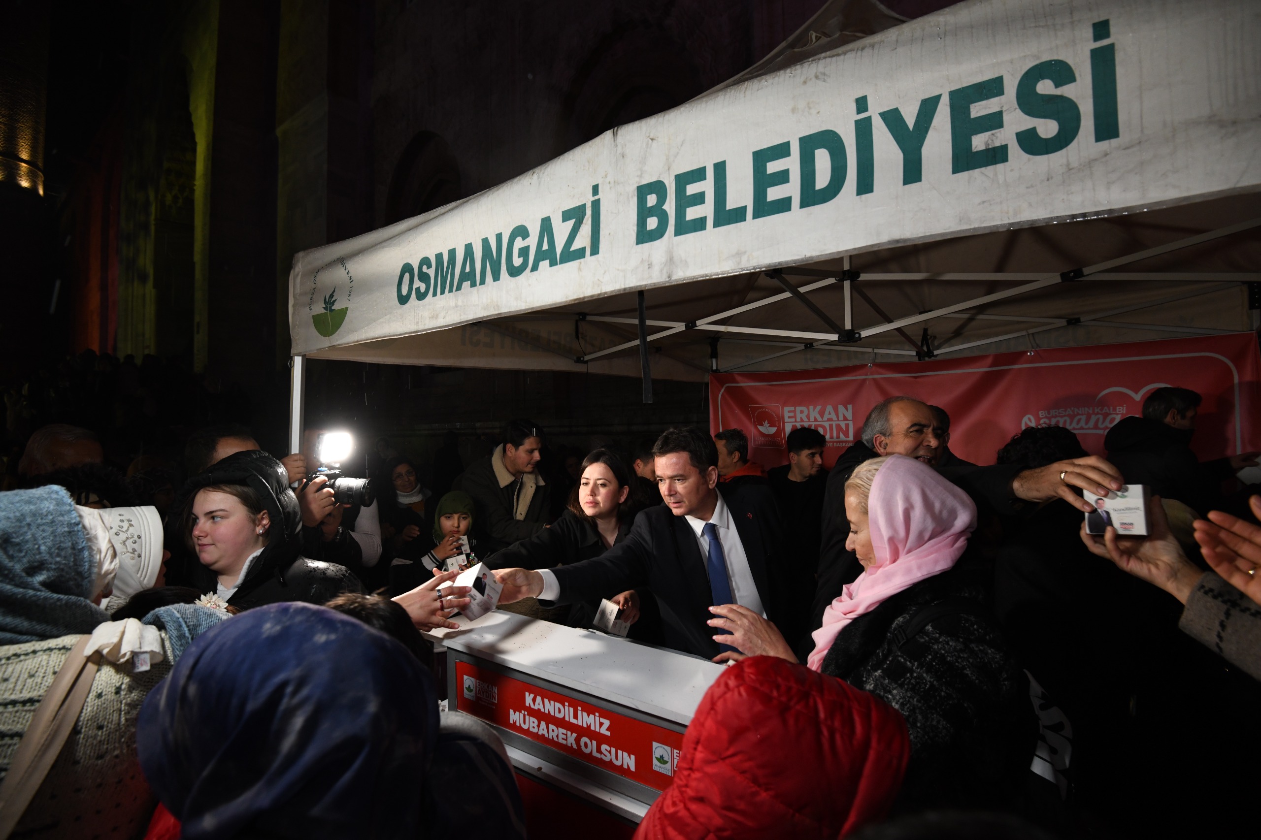 Başkan Erkan Aydın’dan Kandil Simidi İkramı