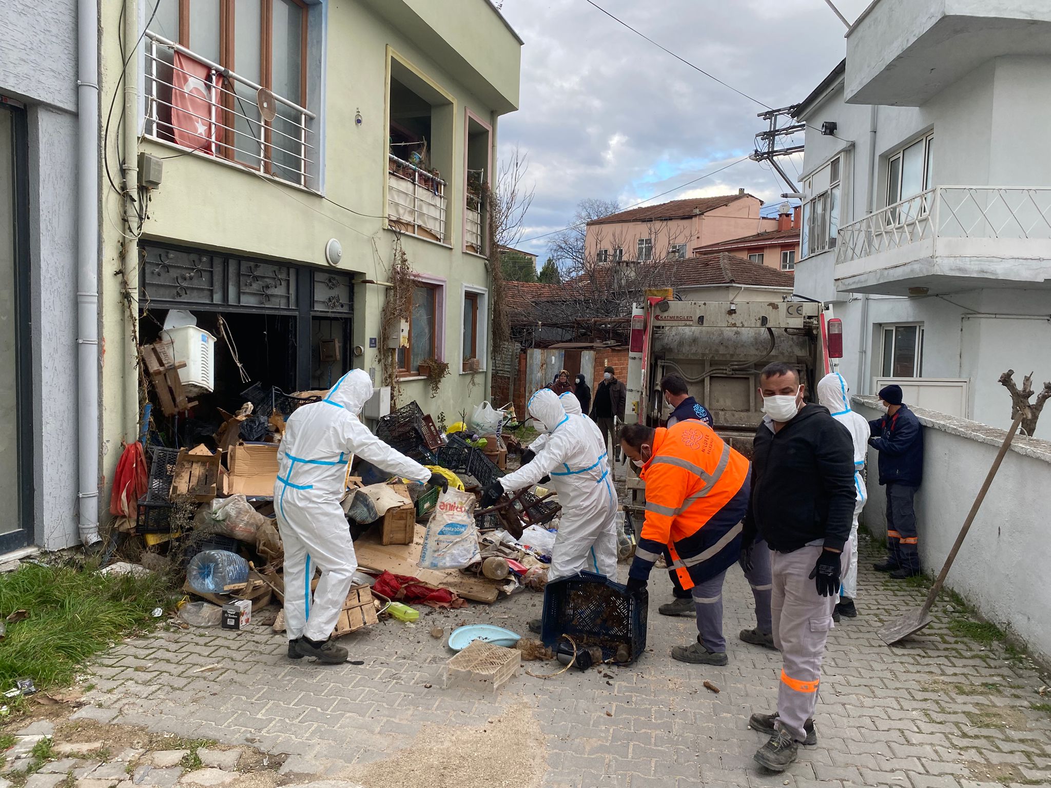 Görükle’de iki katlı çöp ev temizlendi
