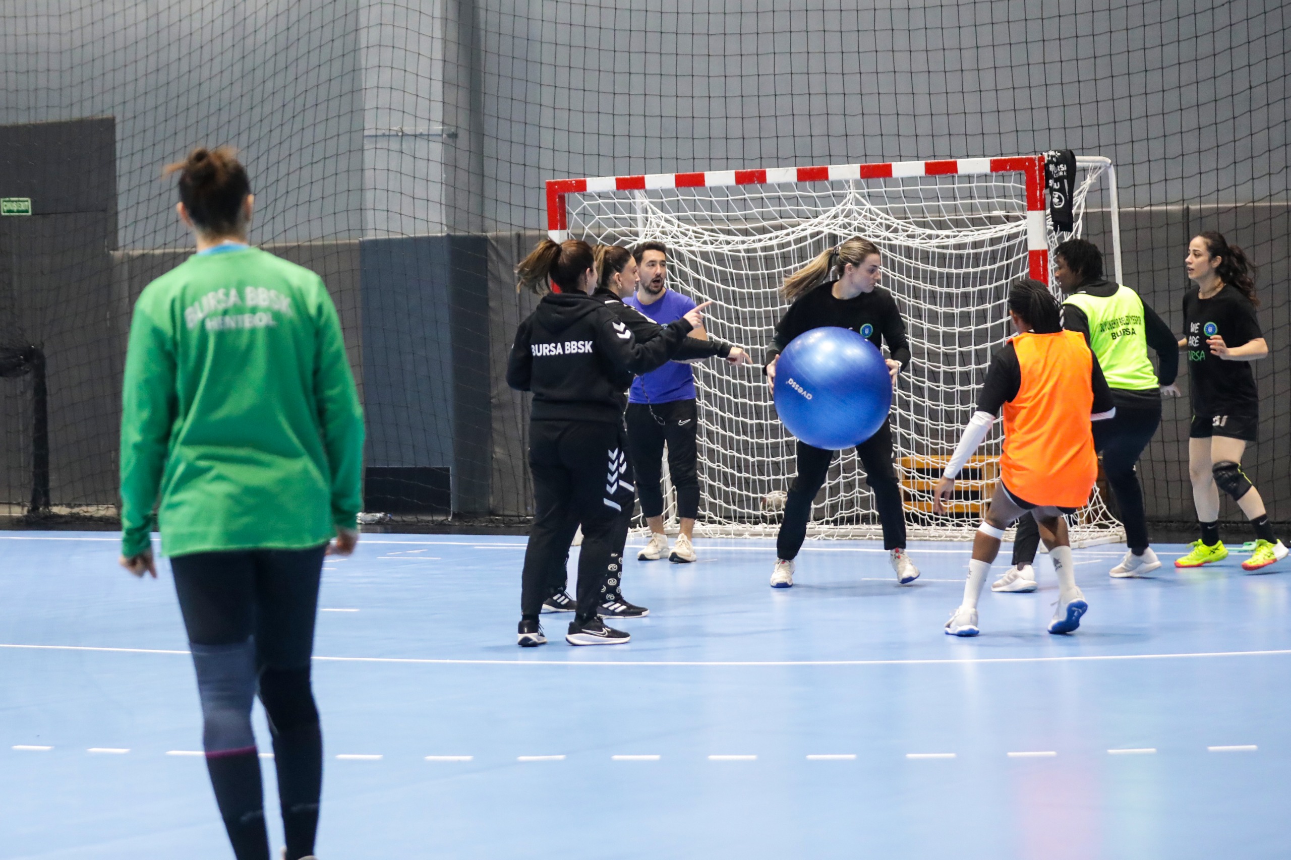 Büyükşehir Hentbol Takımı ligde ve Avrupa’da fırtına gibi esiyor