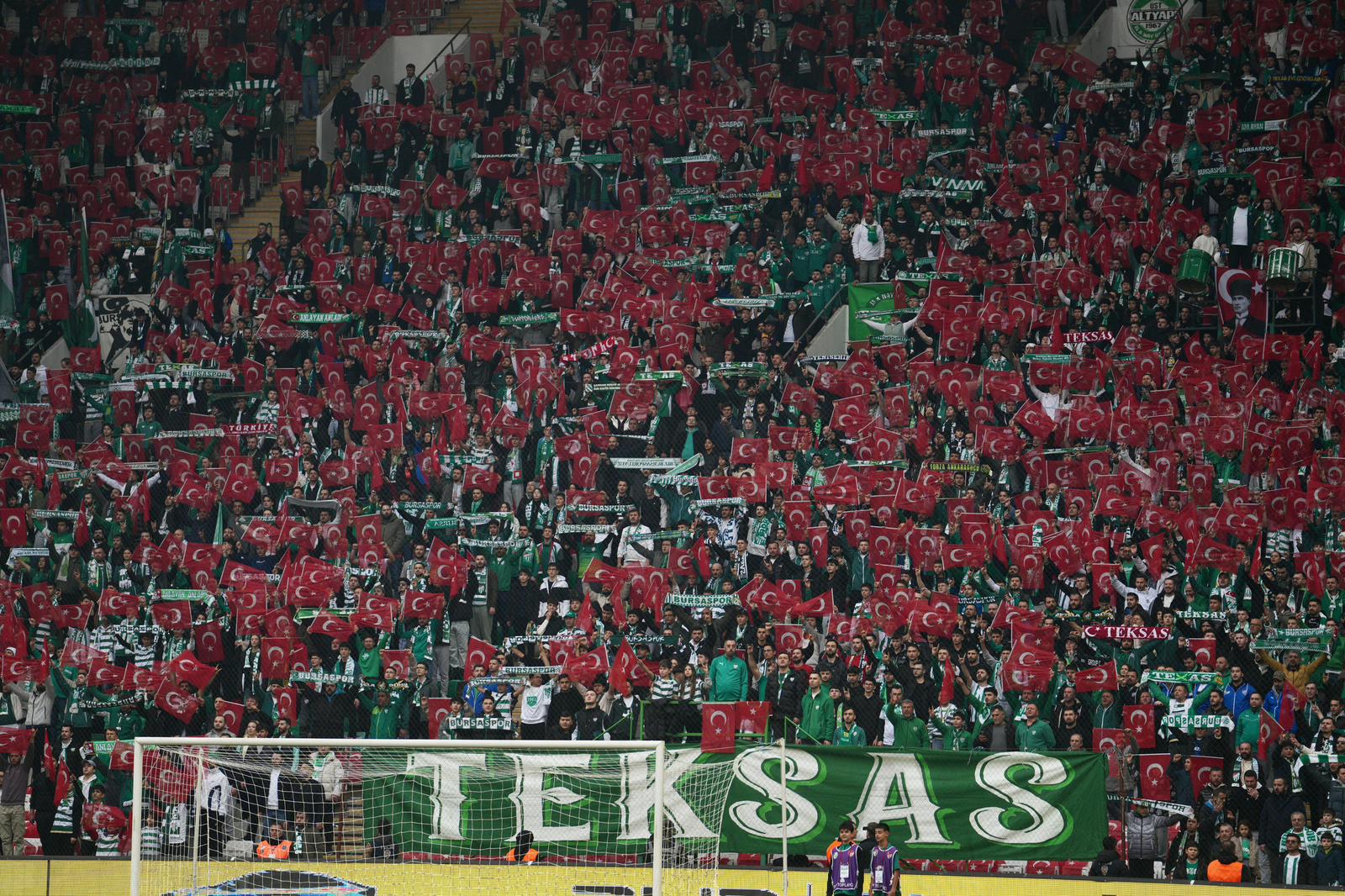Bursaspor tribünleri Türk bayraklarıyla donatıldı