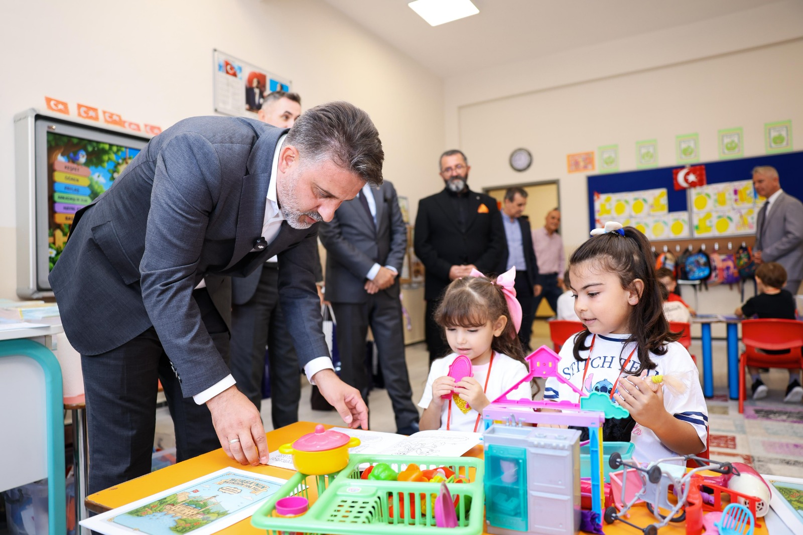 Başkan Vekili Biba, öğrencilerin ilk ders heyecanına ortak oldu