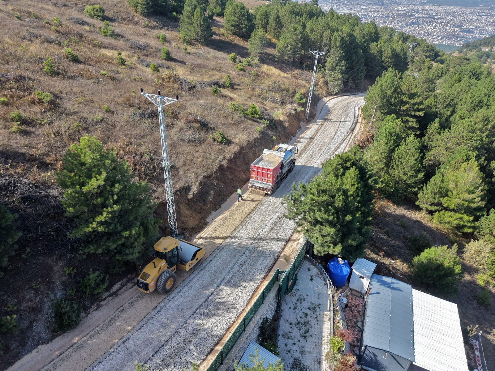 Osmangazi'nin 3 mahallesinde yollar yenileniyor