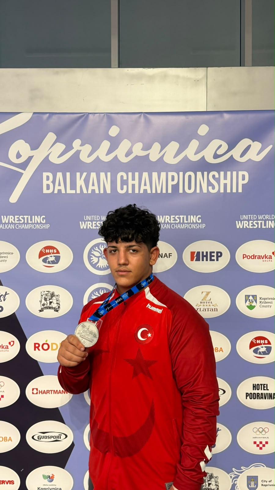 Büyükşehir Belediyesporlu güreşçilerden 3 madalya
