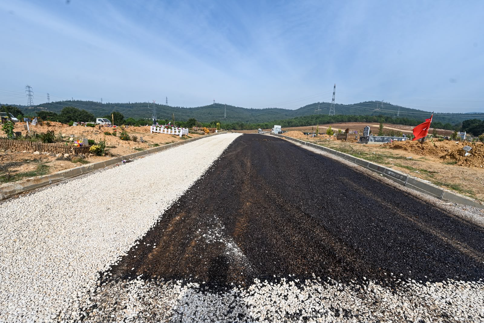 Büyükşehir, Erdoğanköy Kent Mezarlığı'nın yollarını yeniledi